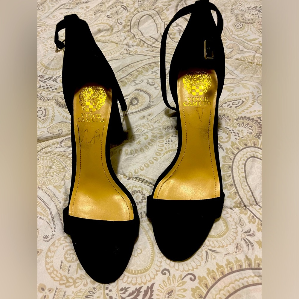 VINCE CAMUTO Heels